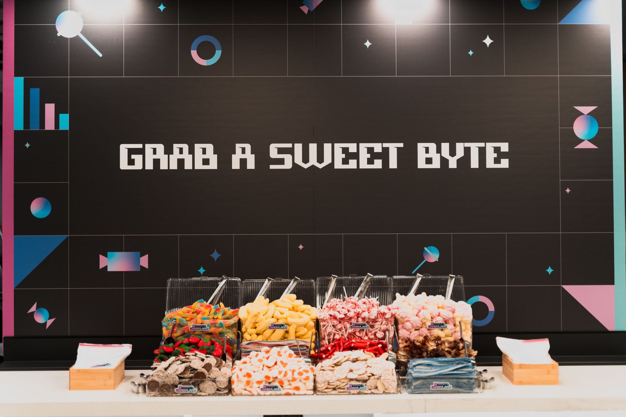 Logo design for the brand Redo on green gradient background