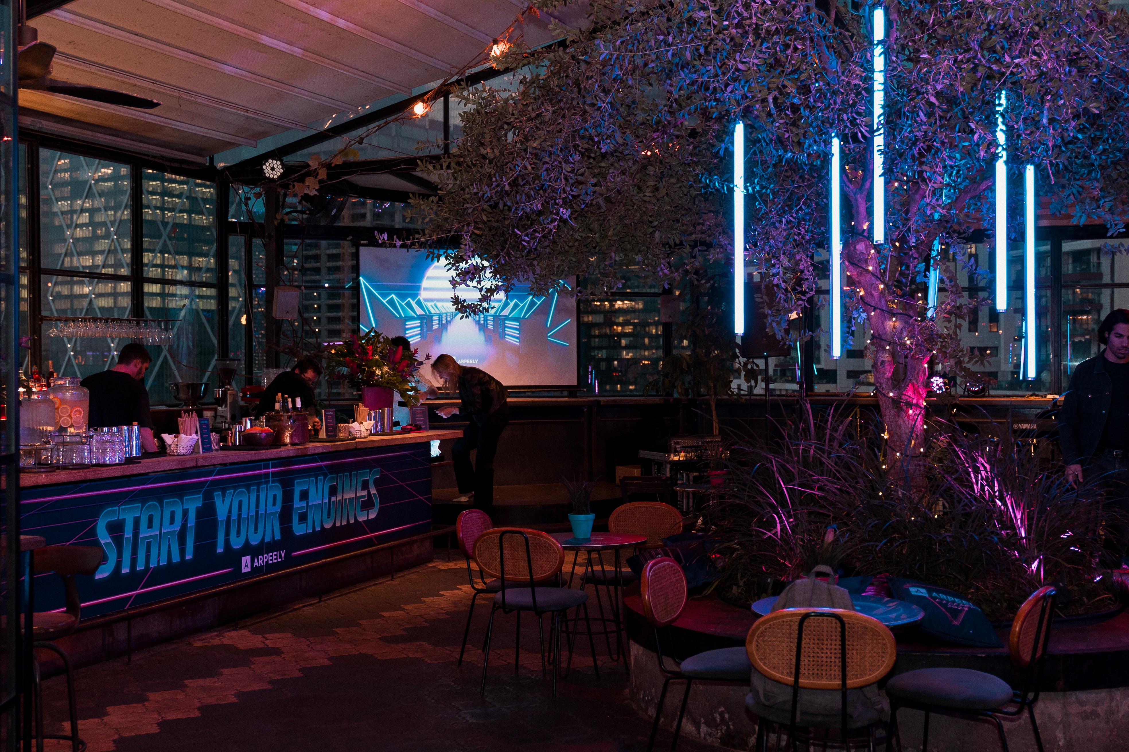 Logo design for the brand Redo on green gradient background