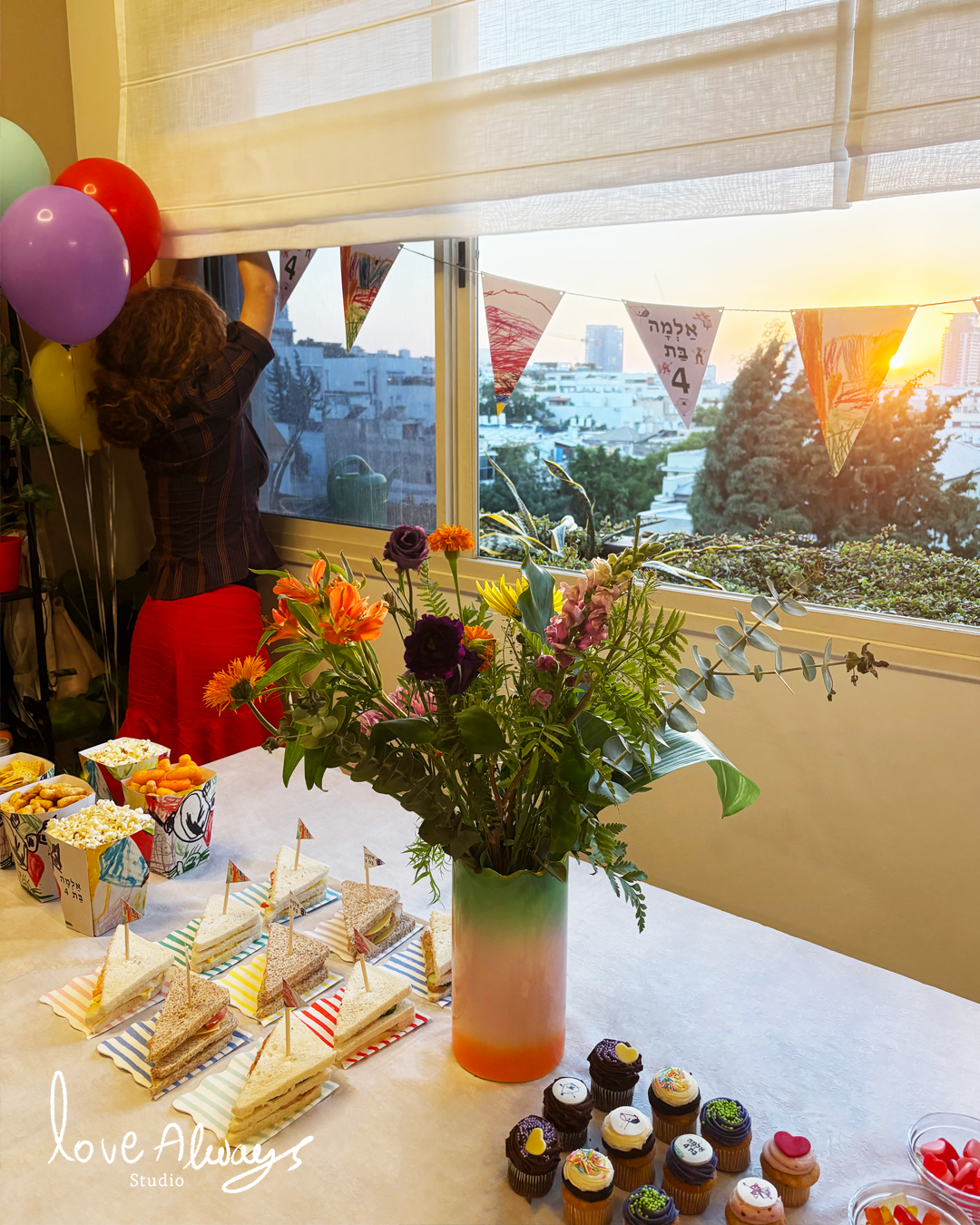 Logo design for the brand Redo on green gradient background